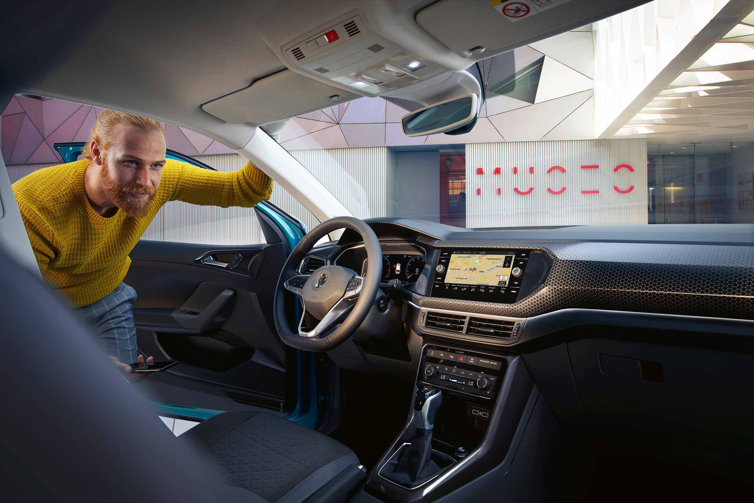Volkswagen Interieur Troc Mann schaut in Troc
